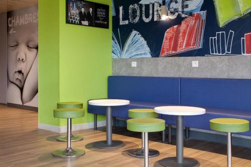 Bar/lounge, ibis budget Clermont-Ferrand Nord Riom near Auberge des Sources
