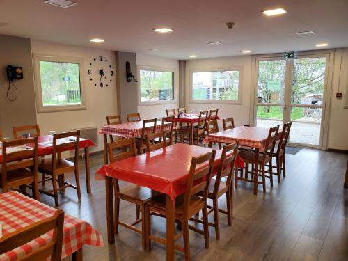 餐廳, Camping Hôtel Les Airelles Montagne Ardéchoise (Camping Hotel Les Airelles Montagne Ardechoise) in 山中聖西爾格