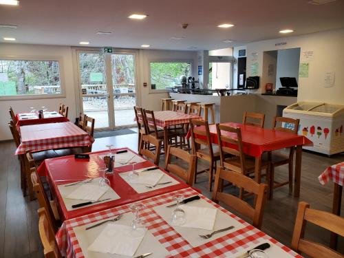 餐廳, Camping Hôtel Les Airelles Montagne Ardéchoise (Camping Hotel Les Airelles Montagne Ardechoise) in 山中聖西爾格