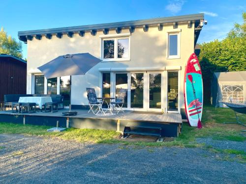 Udvendig, House of Happiness mit Seeblick in Hungen