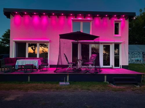 Udvendig, House of Happiness mit Seeblick in Hungen