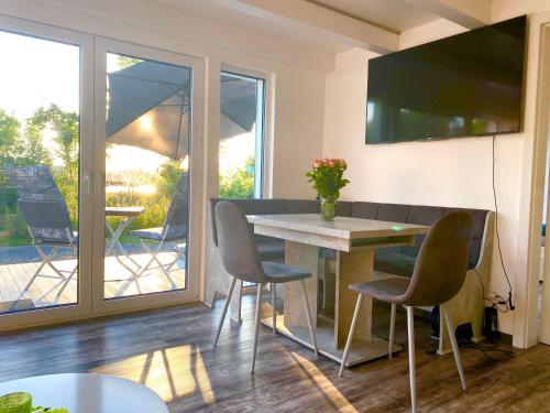 Delt lounge/TV-område, House of Happiness mit Seeblick in Hungen
