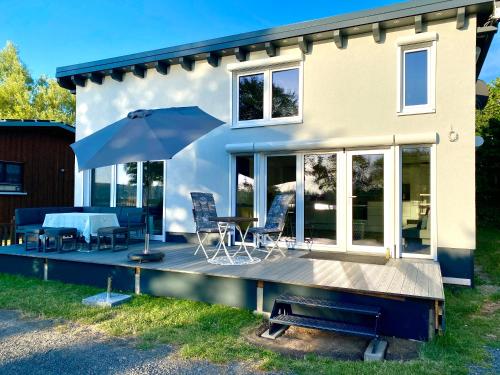 Udvendig, House of Happiness mit Seeblick in Hungen