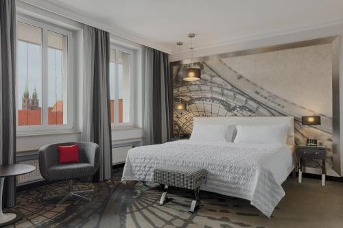 Grand Deluxe, Guest room, 1 King, City view image 6