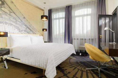 Deluxe, Guest room, 1 King image 3