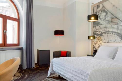 Deluxe, Guest room, 1 King image 5