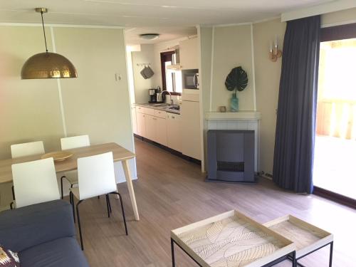 bucătărie, Chalet met Veranda en whirlpool gelegen in NP Drents Friese Wold, camping met zwembad 70 in Wateren