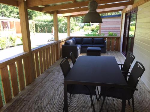 Chalet met Veranda en whirlpool gelegen in NP Drents Friese Wold, camping met zwembad 70 in Wateren