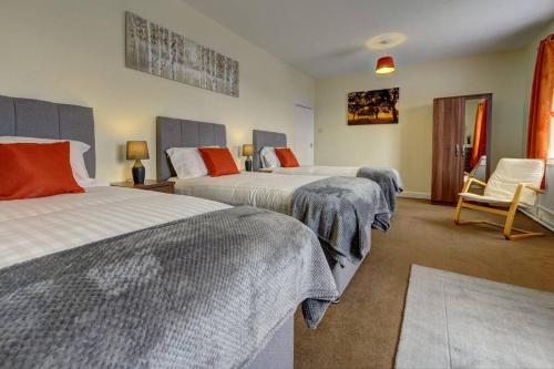 6 bedrooms, sleeps up to 16, secure parking space & comfort