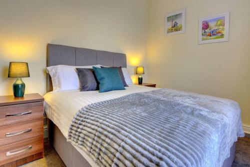 6 bedrooms, sleeps up to 16, secure parking space & comfort