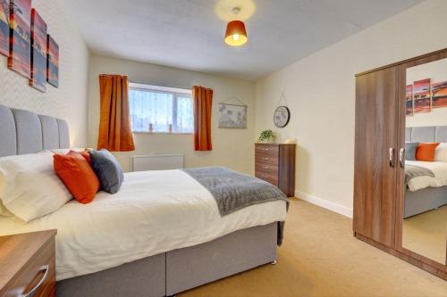 6 bedrooms, sleeps up to 16, secure parking space & comfort