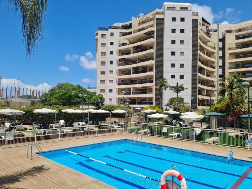 A Dream Place in Raanana, Spacious & Luxurious Apartment up to 4 guests - Swimming Pool
