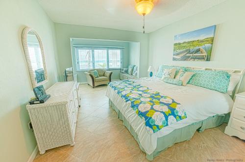 Gorgeous Ocean Views! Welcome to Bella Breeze! BeachFront 2BR 2BA in St. Croix