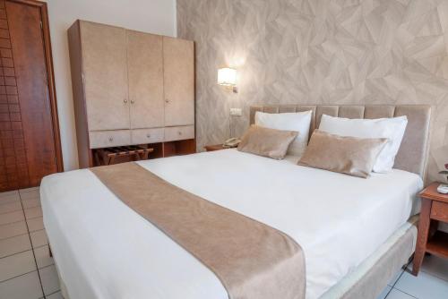 1 double bed, 2 bunk beds, 1 sofa bed