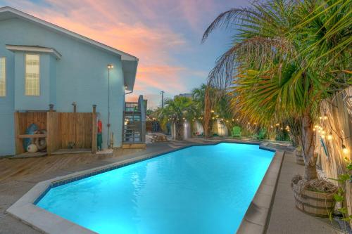 Latitude Adjustment - Private Pool, Gazebo and Edison Lights, Game Room, 5 Min Walk 2 Beach