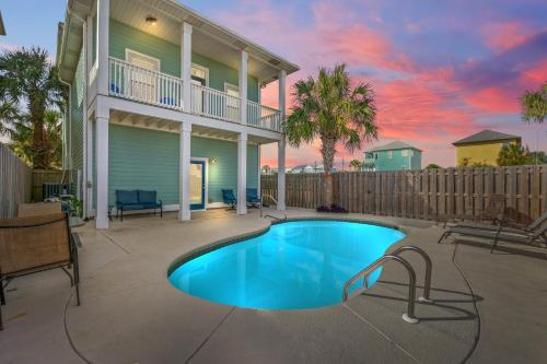 A Wave Away - Private Pool Home, BBQ, 2 Blocks 2 Beach