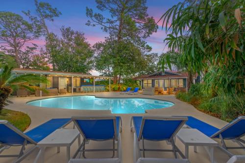 The Flip Flop Stop - Private Heated Pool, Pool House, Backyard Oasis and Game Room