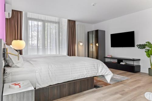 Uni88 Apart Hotel Room Type - Deluxe Double or Twin Room with Balcony