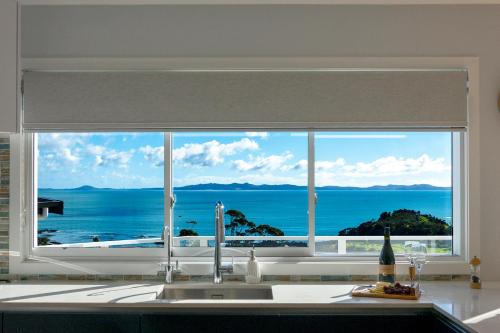 Luxury Lookout - Cable Bay Holiday Home