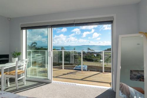 Luxury Lookout - Cable Bay Holiday Home