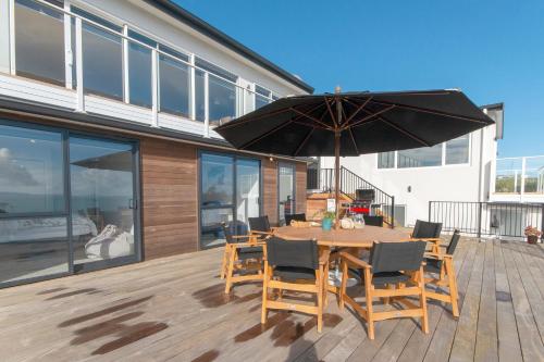 Luxury Lookout - Cable Bay Holiday Home