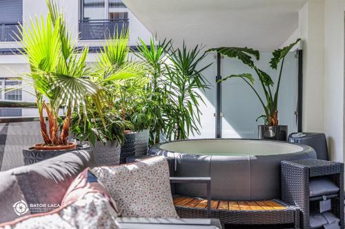 Pezsgőfürdő, Zemplén Terrace - luxusapartman a belvárosban kültéri fedett jacuzzival (Zemplen Terrace - luxusapartman a belvarosban kulteri fedett jacuzzival) in Miskolc Városközpont