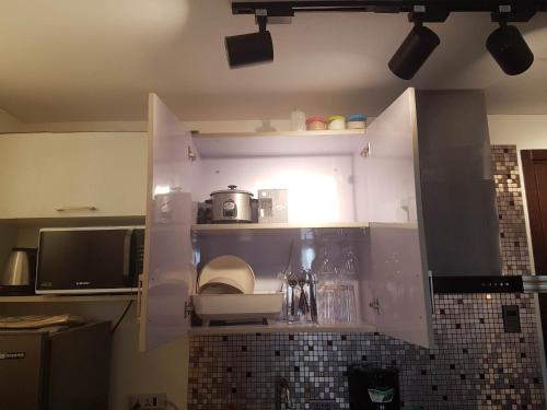 cuina, Apartament de 50 m2 amb 2 habitació i 2 bany privat a Sta. Mesa / Paco (The Journeyman Suite at The Covent Garden) in Sta. Mesa / Paco