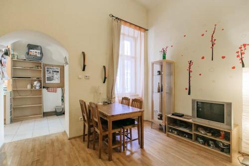 Center of the City, - it's only yours, with two bedrooms, 1 price for 3 5