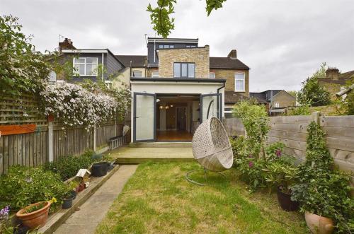 Contemporary 3 bed house with spacious garden close to Stratford & Canary Wharf, London