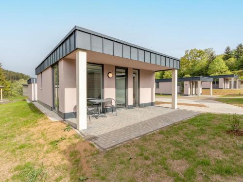 Bungalows mit Terrasse am Kronenburger See in Hallschlag, Deutschland