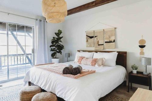 @wild_olive_den ~ Serene Weekend Getaway Cabin in Running Springs, USA