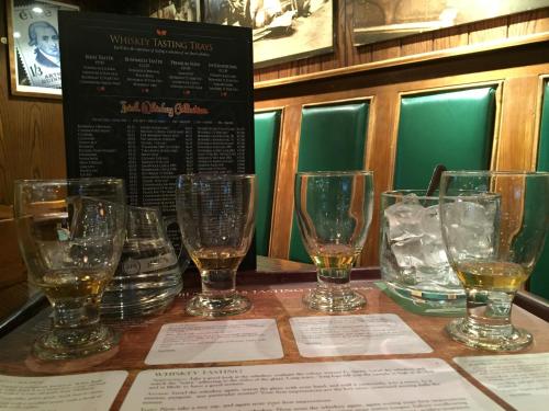 Blooms Hotel - image 8