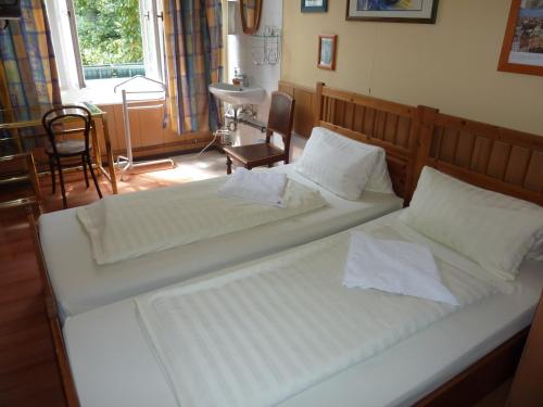 2 twin beds