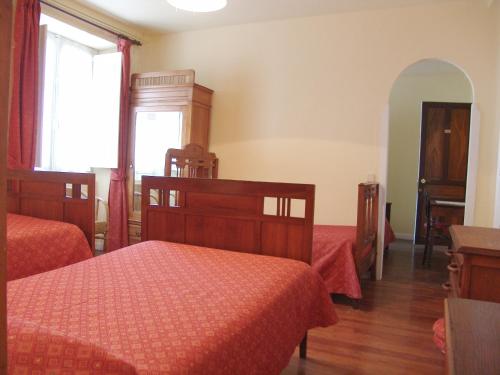 3 twin beds