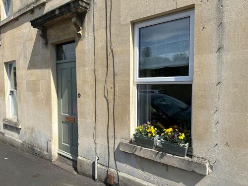 Cosy 19th century two bedroomed home with available parking, Bath