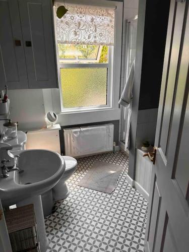 Cosy 19th century two bedroomed home with available parking, Bath (photo 7)