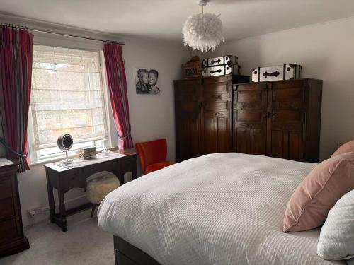 Cosy 19th century two bedroomed home with available parking, Bath (photo 8)