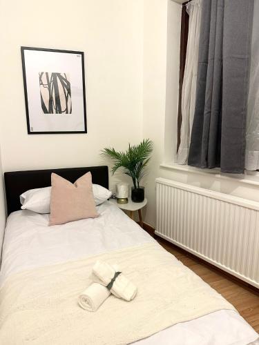 London Charm - Comfortable Room in Spacious House, London