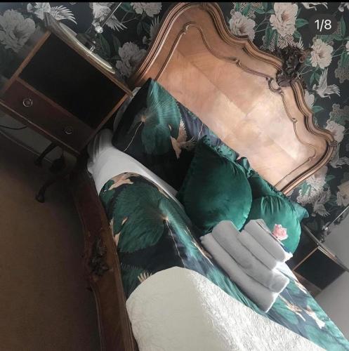 1 double bed, 2 twin beds