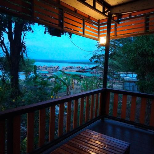 Baanบ้านสวนริมน้ำวังใหญ่ วังสามหมอ อุดร in Wang Sam Mor