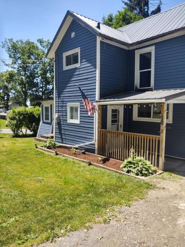 B&B Perry - Relax in Style: Spacious 4-Bedroom Farmhouse Silver Lake in Perry, NY - Bed and Breakfast Perry
