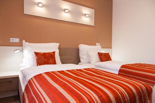 2 twin beds