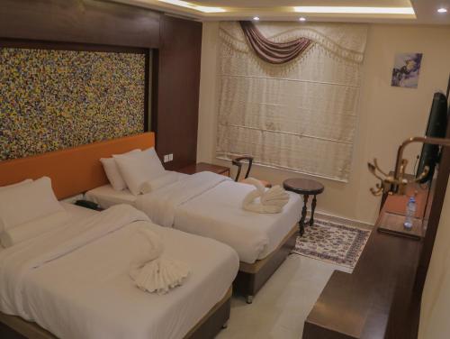 2 twin beds, 2 sofa beds