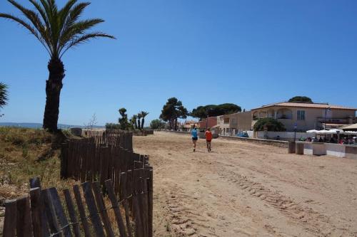 Studio Hyères pieds dans l 'eau rez de jardin - Apartment - Hyères