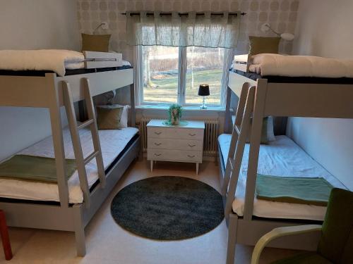 4 twin beds