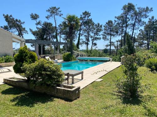 Magnifique villa avec piscine et vue imprenable gîte à louer Saint-Martial