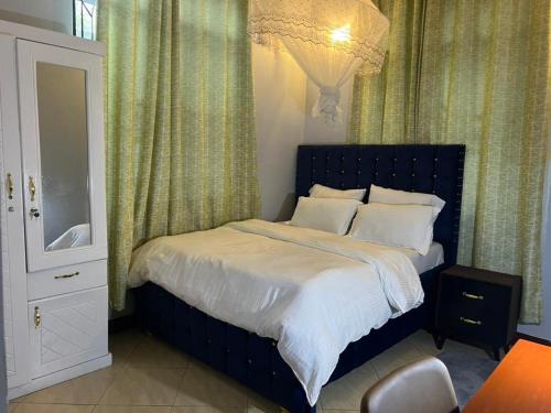 B&B Dar es Salaam - Romantic, Stunning & Authentic Ensuited Master Bedroom - Bed and Breakfast Dar es Salaam