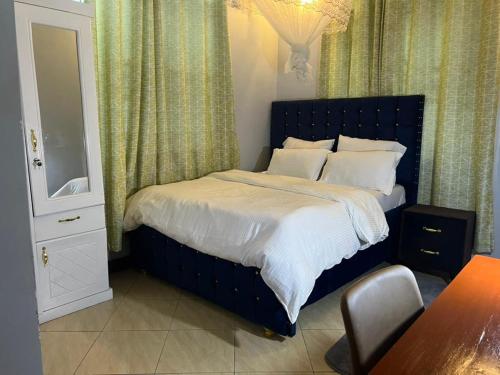 Romantic, Stunning & Authentic Ensuited Master Bedroom Room Type - One-Bedroom Apartment