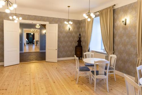 Instalações, Skangalu muiza in Rauna