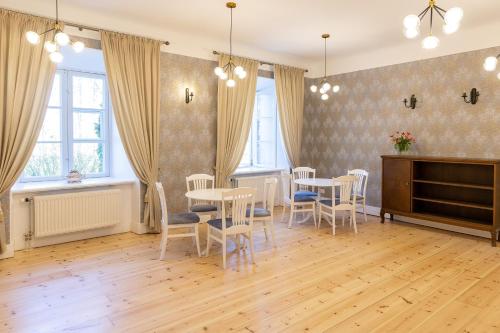 Instalações, Skangalu muiza in Rauna